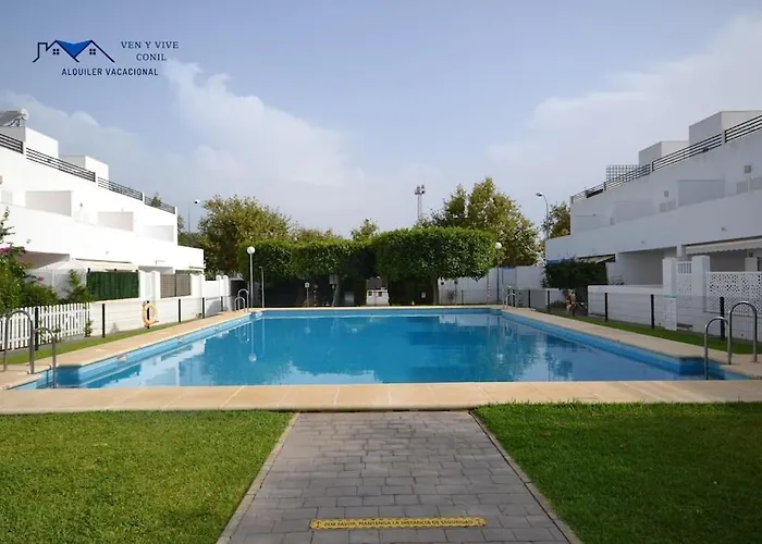 Adosado Familiar Con Piscina Y Terraza *