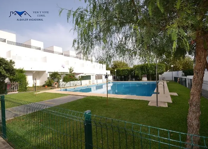 Adosado Familiar Con Piscina Y Terraza * Cádiz